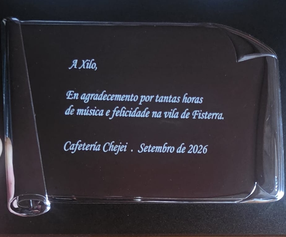 Quiero dar las gracias de todo corazón a ROSA y FERNANDO por esta preciosa placa y, sobre todo, a toda la vila de Fisterra por tanto cariño durante tantos años. Si alguien tiene que estar agradecido, ese soy yo. Han sido más de 30 años compartiendo música, momentos y celebraciones con vosotros: Fines de Año, bodas y tantos otros eventos importantes en los que confiasteis en mi trabajo para acompañaros en días tan especiales. Durante todos estos años me lo habéis puesto muy fácil, por vuestra forma de ser, por vuestro cariño y por hacerme sentir siempre uno más de esta maravillosa vila. Esta placa significa muchísimo para mí, pero más aún significa todo lo vivido y el cariño que me habéis demostrado durante tantos años. Gracias a la familia del CHEJEI por este detalle tan especial y gracias a toda Fisterra por quererme, por confiar en mí y por tantos años de música y recuerdos compartidos. El agradecimiento es mío. ❤️